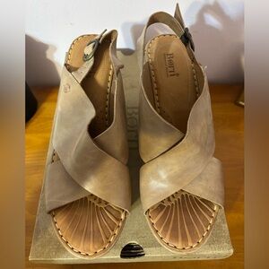 Women’s Born Summer Sandal in tan size 10.